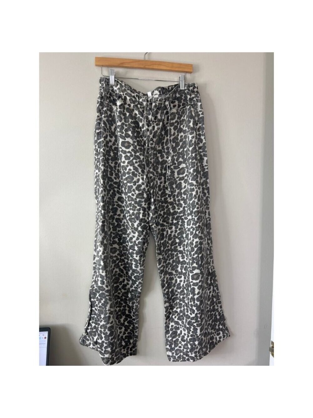 NEW Splendid Lounge Leopard Wide Leg Lounge Denim Jeans Gray White Size: Large - Picture 2 of 6